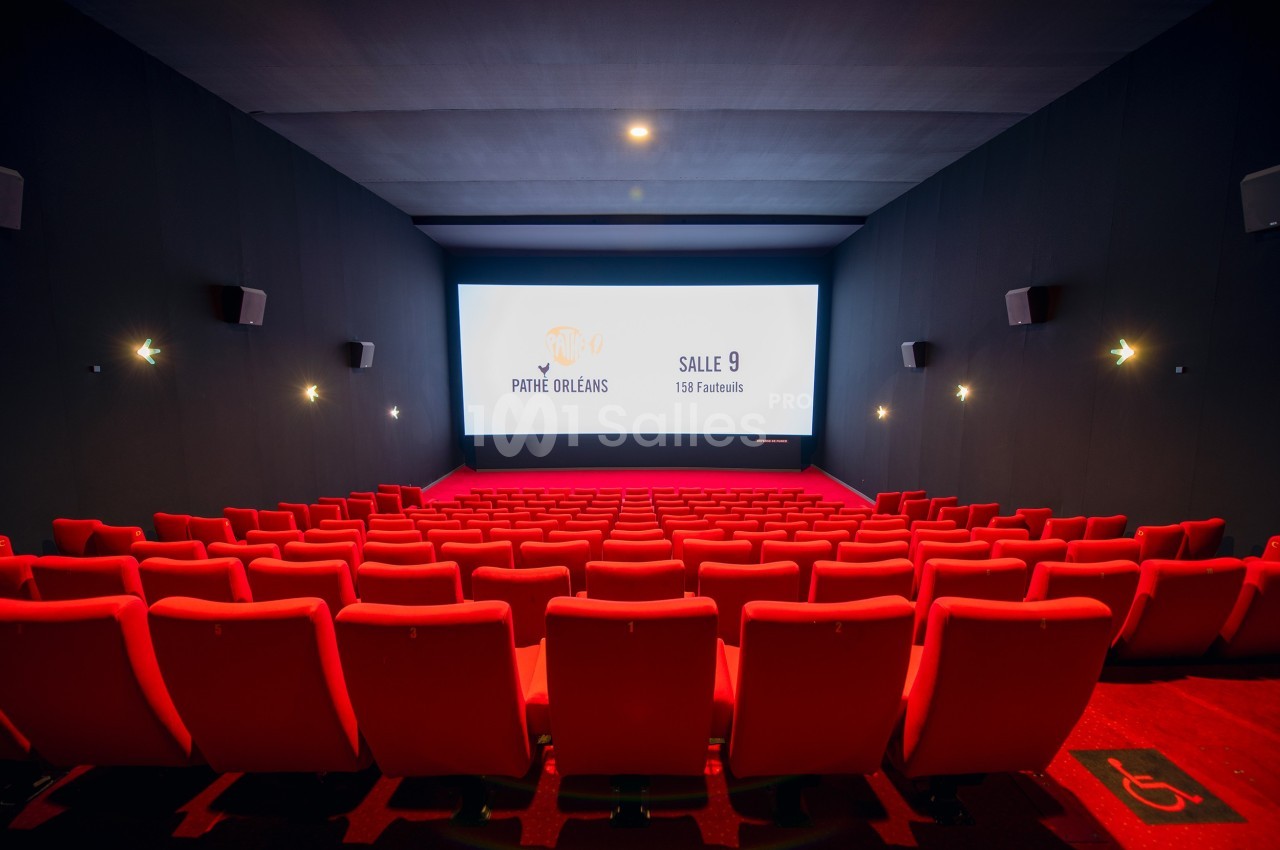 Salle de cinéma vide avec des rangées de fauteuils rouges et un écran affichant ’Pathé Orléans, Salle 9, 158 fauteuils’.