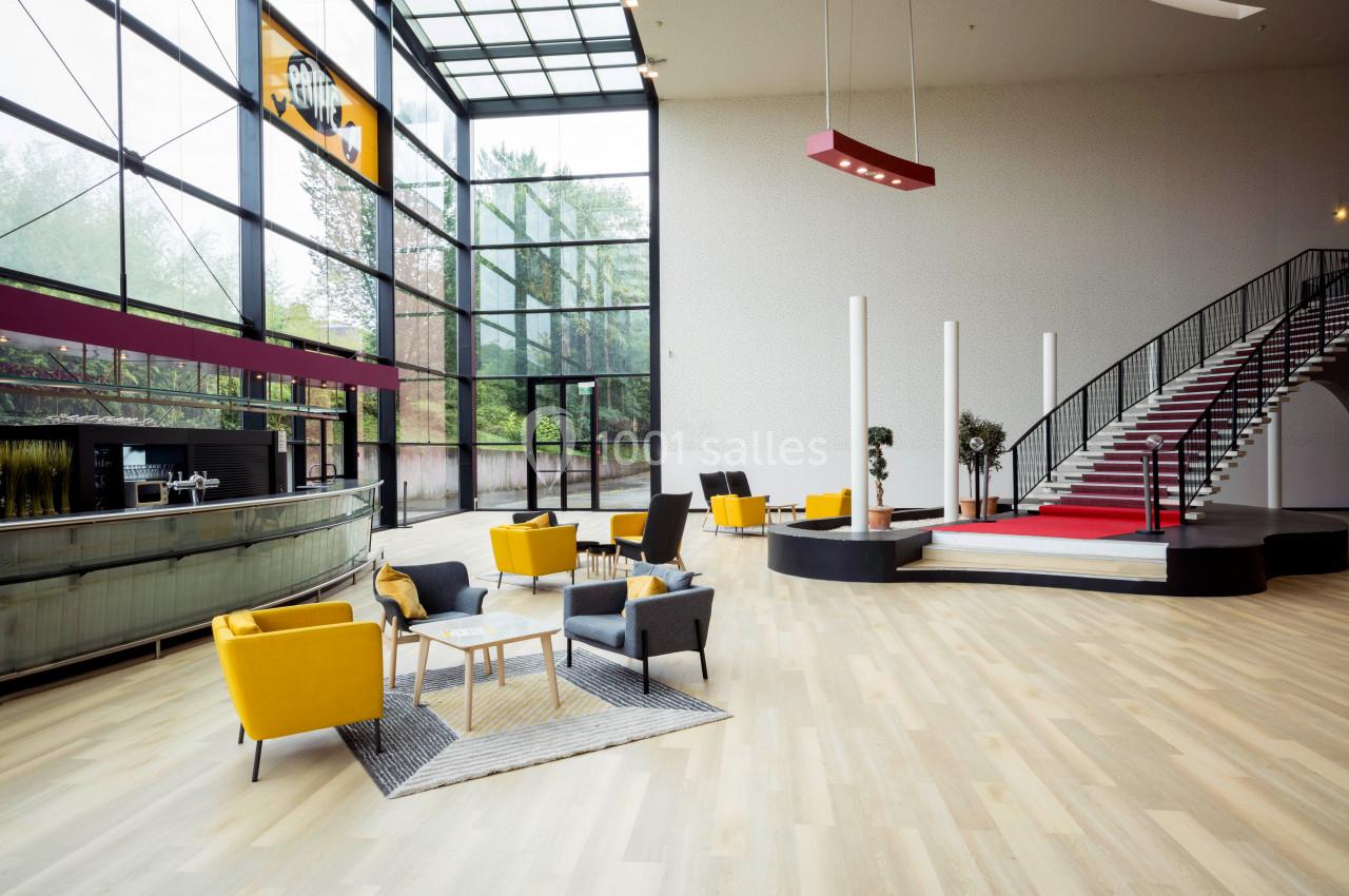 Location salle Liévin (Pas-de-Calais) - Pathé Liévin #4 Intérieur lumineux avec escalier, mobilier moderne coloré et grandes baies vitrées donnant sur un espace arboré.