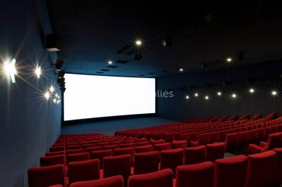 Miniature Location salle Liévin (Pas-de-Calais) - Pathé Liévin #7 Salle de cinéma vide avec rangées de fauteuils rouges, éclairage tamisé et écran hors champ.