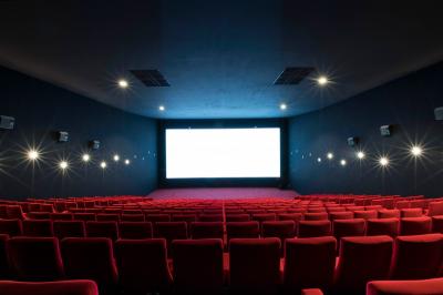Miniature Location salle Liévin (Pas-de-Calais) - Pathé Liévin #8 Salle de cinéma vide avec rangées de fauteuils rouges, éclairage tamisé et écran hors champ.