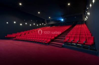 Miniature Location salle Liévin (Pas-de-Calais) - Pathé Liévin #10 Salle de cinéma vide avec rangées de fauteuils rouges, éclairage tamisé et écran hors champ.