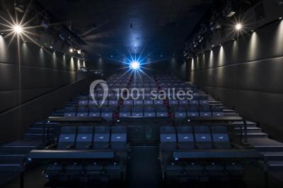 Miniature Location salle Valenciennes (Nord) - Pathé Valenciennes #11 Salle de cinéma moderne avec sièges inclinables, éclairage tamisé et projecteur allumé.