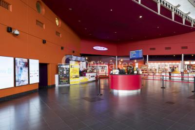 Miniature Location salle Valenciennes (Nord) - Pathé Valenciennes #10 Salle de cinéma moderne avec sièges inclinables, éclairage tamisé et projecteur allumé.