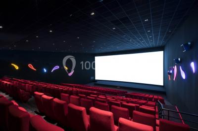 Miniature Location salle Valenciennes (Nord) - Pathé Valenciennes #12 Salle de cinéma moderne avec sièges inclinables, éclairage tamisé et projecteur allumé.
