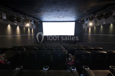 Miniature Location salle Valenciennes (Nord) - Pathé Valenciennes #13 Salle de cinéma moderne avec sièges inclinables, éclairage tamisé et projecteur allumé.