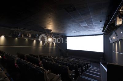 Miniature Location salle Valenciennes (Nord) - Pathé Valenciennes #4 Salle de cinéma moderne avec sièges inclinables, éclairage tamisé et projecteur allumé.