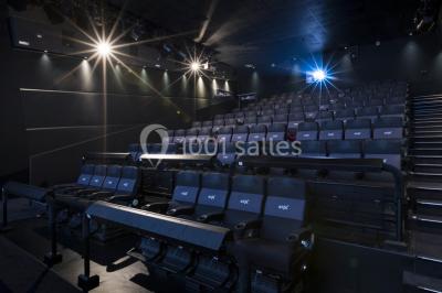 Miniature Location salle Valenciennes (Nord) - Pathé Valenciennes #14 Salle de cinéma moderne avec sièges inclinables, éclairage tamisé et projecteur allumé.