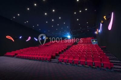 Miniature Location salle Valenciennes (Nord) - Pathé Valenciennes #5 Salle de cinéma moderne avec sièges inclinables, éclairage tamisé et projecteur allumé.