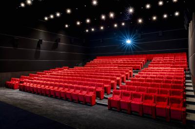 Miniature Location salle Coquelles (Pas-de-Calais) - Pathé Cité Europe #6 Couloir lumineux avec moquette grise, fauteuils, murs sombres, panneaux jaunes et ascenseurs numérotés 10.
