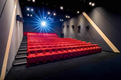 Miniature Location salle Coquelles (Pas-de-Calais) - Pathé Cité Europe #1 Couloir lumineux avec moquette grise, fauteuils, murs sombres, panneaux jaunes et ascenseurs numérotés 10.