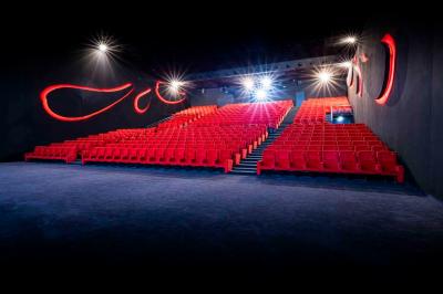 Miniature Location salle Amiens (Somme) - Pathé Amiens #2 Façade d'un cinéma Pathé illuminée au crépuscule, avec des bâtiments en arrière-plan et des traînées lumineuses de voitures.