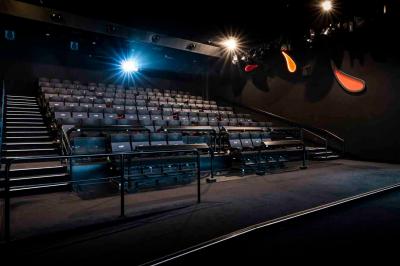 Miniature Location salle Amiens (Somme) - Pathé Amiens #4 Façade d'un cinéma Pathé illuminée au crépuscule, avec des bâtiments en arrière-plan et des traînées lumineuses de voitures.