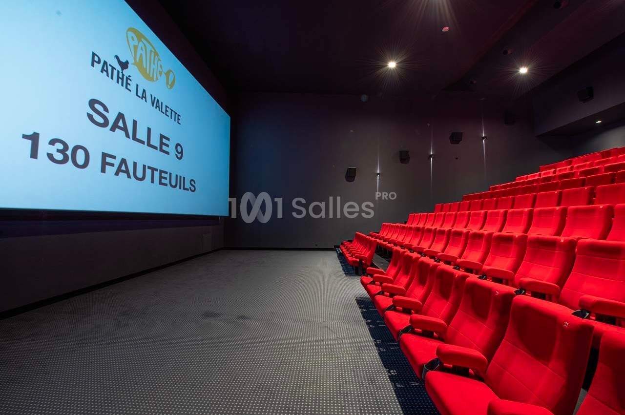 Salle de cinéma moderne avec des rangées de fauteuils rouges et un écran affichant ’Pathé La Valette, Salle 9, 130 fauteuils…