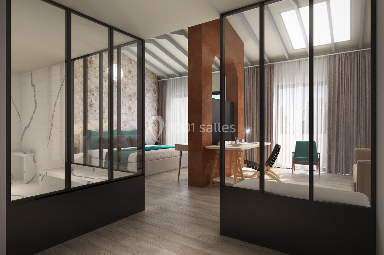 Location salle Aix-en-Provence (Bouches-du-Rhône) - Hôtel Aquabella & Spa #21 Vue intérieure d'un espace moderne avec cloison vitrée, chambre, salon et lumière naturelle entrant par des fenêtres.