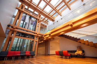 Miniature Location salle Paris 13 (Paris) - Pathé Les Fauvettes #9 Silhouette d'un coq noir sur une rambarde en bois devant un mur blanc avec le logo jaune ’Pathé !’ éclairé par la lumière.