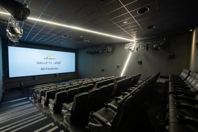 Miniature Location salle Tremblay-en-France (Seine-Saint-Denis) - Pathé Aéroville #6 Façade d'un cinéma Pathé avec enseignes lumineuses, affiches de films et entrée principale visible.
