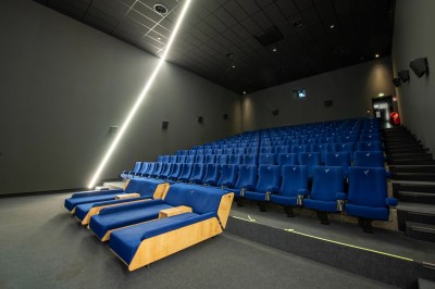 Miniature Location salle Tremblay-en-France (Seine-Saint-Denis) - Pathé Aéroville #7 Façade d'un cinéma Pathé avec enseignes lumineuses, affiches de films et entrée principale visible.