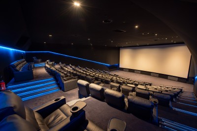 Miniature Location salle Tremblay-en-France (Seine-Saint-Denis) - Pathé Aéroville #1 Façade d'un cinéma Pathé avec enseignes lumineuses, affiches de films et entrée principale visible.