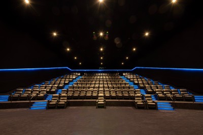 Miniature Location salle Tremblay-en-France (Seine-Saint-Denis) - Pathé Aéroville #9 Façade d'un cinéma Pathé avec enseignes lumineuses, affiches de films et entrée principale visible.