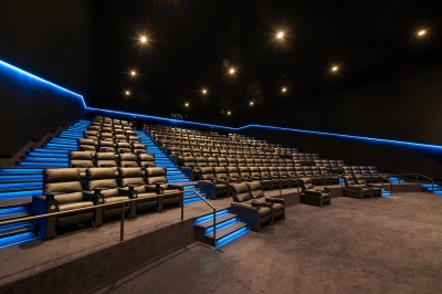 Miniature Location salle Tremblay-en-France (Seine-Saint-Denis) - Pathé Aéroville #10 Façade d'un cinéma Pathé avec enseignes lumineuses, affiches de films et entrée principale visible.