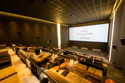 Miniature Location salle Tremblay-en-France (Seine-Saint-Denis) - Pathé Aéroville #12 Façade d'un cinéma Pathé avec enseignes lumineuses, affiches de films et entrée principale visible.
