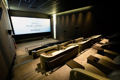 Miniature Location salle Tremblay-en-France (Seine-Saint-Denis) - Pathé Aéroville #14 Façade d'un cinéma Pathé avec enseignes lumineuses, affiches de films et entrée principale visible.