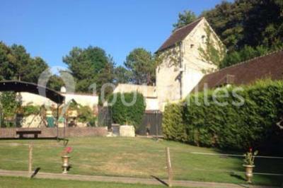 Miniature Location salle Messy (Seine-et-Marne) - Moulin de Moulignon #3 Cibles de tir à l'arc alignées sur un terrain herbeux, entourées d'arbres, avec deux personnes à proximité.