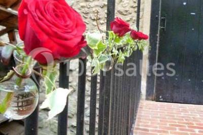 Miniature Location salle Messy (Seine-et-Marne) - Moulin de Moulignon #17 Cibles de tir à l'arc alignées sur un terrain herbeux, entourées d'arbres, avec deux personnes à proximité.