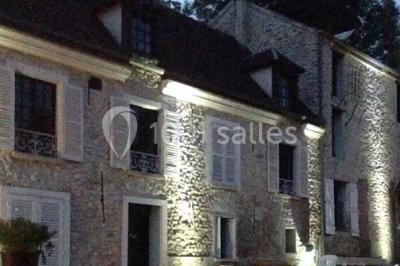 Miniature Location salle Messy (Seine-et-Marne) - Moulin de Moulignon #11 Cibles de tir à l'arc alignées sur un terrain herbeux, entourées d'arbres, avec deux personnes à proximité.