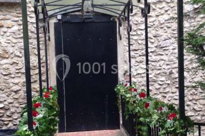 Miniature Location salle Messy (Seine-et-Marne) - Moulin de Moulignon #16 Cibles de tir à l'arc alignées sur un terrain herbeux, entourées d'arbres, avec deux personnes à proximité.