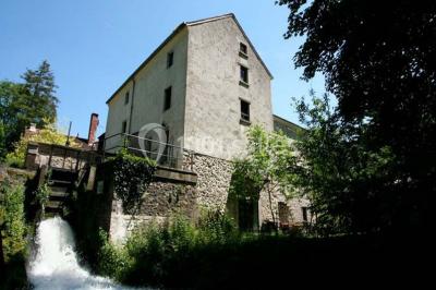 Miniature Location salle Messy (Seine-et-Marne) - Moulin de Moulignon #12 Cibles de tir à l'arc alignées sur un terrain herbeux, entourées d'arbres, avec deux personnes à proximité.