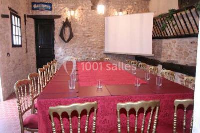 Miniature Location salle Messy (Seine-et-Marne) - Moulin de Moulignon #6 Cibles de tir à l'arc alignées sur un terrain herbeux, entourées d'arbres, avec deux personnes à proximité.