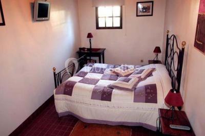 Miniature Location salle Messy (Seine-et-Marne) - Moulin de Moulignon #19 Cibles de tir à l'arc alignées sur un terrain herbeux, entourées d'arbres, avec deux personnes à proximité.