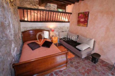 Miniature Location salle Messy (Seine-et-Marne) - Moulin de Moulignon #20 Cibles de tir à l'arc alignées sur un terrain herbeux, entourées d'arbres, avec deux personnes à proximité.