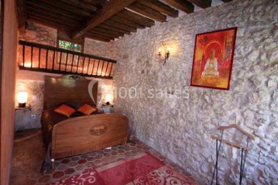 Miniature Location salle Messy (Seine-et-Marne) - Moulin de Moulignon #21 Cibles de tir à l'arc alignées sur un terrain herbeux, entourées d'arbres, avec deux personnes à proximité.