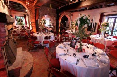 Miniature Location salle Messy (Seine-et-Marne) - Moulin de Moulignon #8 Cibles de tir à l'arc alignées sur un terrain herbeux, entourées d'arbres, avec deux personnes à proximité.