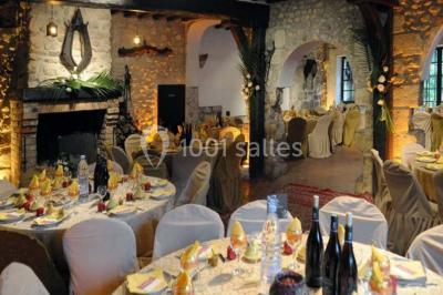 Miniature Location salle Messy (Seine-et-Marne) - Moulin de Moulignon #9 Cibles de tir à l'arc alignées sur un terrain herbeux, entourées d'arbres, avec deux personnes à proximité.