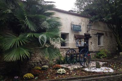 Miniature Location salle Messy (Seine-et-Marne) - Moulin de Moulignon #14 Cibles de tir à l'arc alignées sur un terrain herbeux, entourées d'arbres, avec deux personnes à proximité.