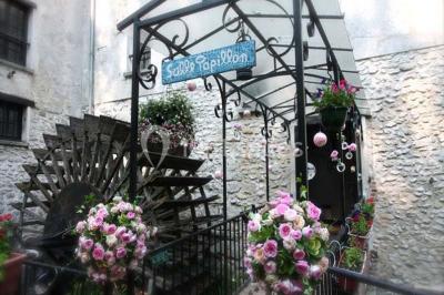 Miniature Location salle Messy (Seine-et-Marne) - Moulin de Moulignon #15 Cibles de tir à l'arc alignées sur un terrain herbeux, entourées d'arbres, avec deux personnes à proximité.