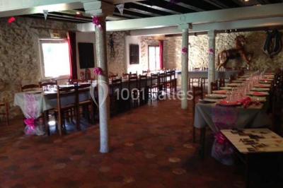 Miniature Location salle Messy (Seine-et-Marne) - Moulin de Moulignon #10 Cibles de tir à l'arc alignées sur un terrain herbeux, entourées d'arbres, avec deux personnes à proximité.