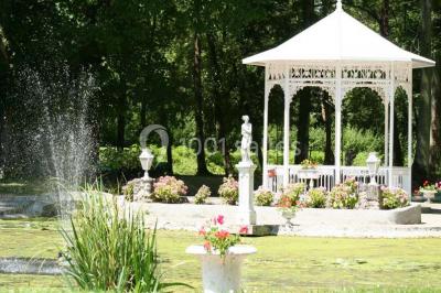 Miniature Location salle Messy (Seine-et-Marne) - Moulin de Moulignon #13 Cibles de tir à l'arc alignées sur un terrain herbeux, entourées d'arbres, avec deux personnes à proximité.