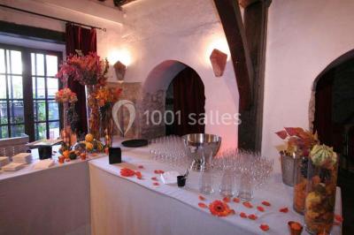 Miniature Location salle Messy (Seine-et-Marne) - Moulin de Moulignon #7 Cibles de tir à l'arc alignées sur un terrain herbeux, entourées d'arbres, avec deux personnes à proximité.