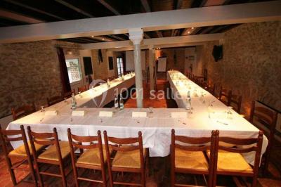 Miniature Location salle Messy (Seine-et-Marne) - Moulin de Moulignon #4 Cibles de tir à l'arc alignées sur un terrain herbeux, entourées d'arbres, avec deux personnes à proximité.