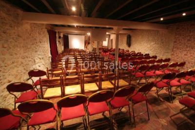 Miniature Location salle Messy (Seine-et-Marne) - Moulin de Moulignon #5 Cibles de tir à l'arc alignées sur un terrain herbeux, entourées d'arbres, avec deux personnes à proximité.