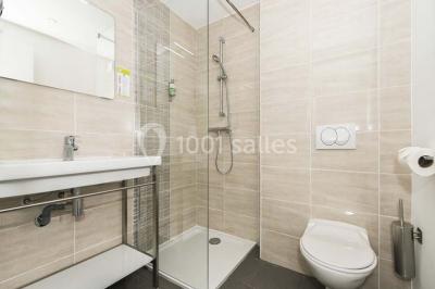 Miniature Location salle La Seyne-sur-Mer (Var) - Hôtel Restaurant George Sand #34 Chambre lumineuse avec lit double, décor beige et fenêtre ouverte offrant une vue sur la mer et les collines.