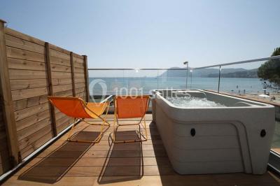 Miniature Location salle La Seyne-sur-Mer (Var) - Hôtel Restaurant George Sand #26 Chambre lumineuse avec lit double, décor beige et fenêtre ouverte offrant une vue sur la mer et les collines.