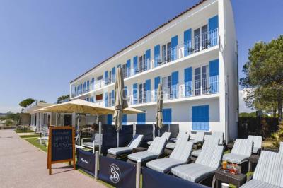 Miniature Location salle La Seyne-sur-Mer (Var) - Hôtel Restaurant George Sand #18 Chambre lumineuse avec lit double, décor beige et fenêtre ouverte offrant une vue sur la mer et les collines.