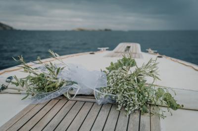 Miniature Location salle La Seyne-sur-Mer (Var) - Hôtel Restaurant George Sand #24 Chambre lumineuse avec lit double, décor beige et fenêtre ouverte offrant une vue sur la mer et les collines.