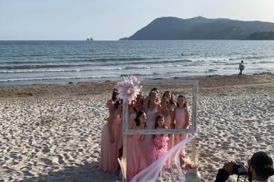 Miniature Location salle La Seyne-sur-Mer (Var) - Hôtel Restaurant George Sand #14 Chambre lumineuse avec lit double, décor beige et fenêtre ouverte offrant une vue sur la mer et les collines.