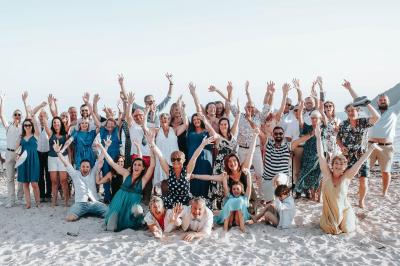 Miniature Location salle La Seyne-sur-Mer (Var) - Hôtel Restaurant George Sand #28 Chambre lumineuse avec lit double, décor beige et fenêtre ouverte offrant une vue sur la mer et les collines.